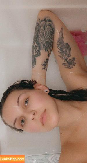 eeekerie photo #0001