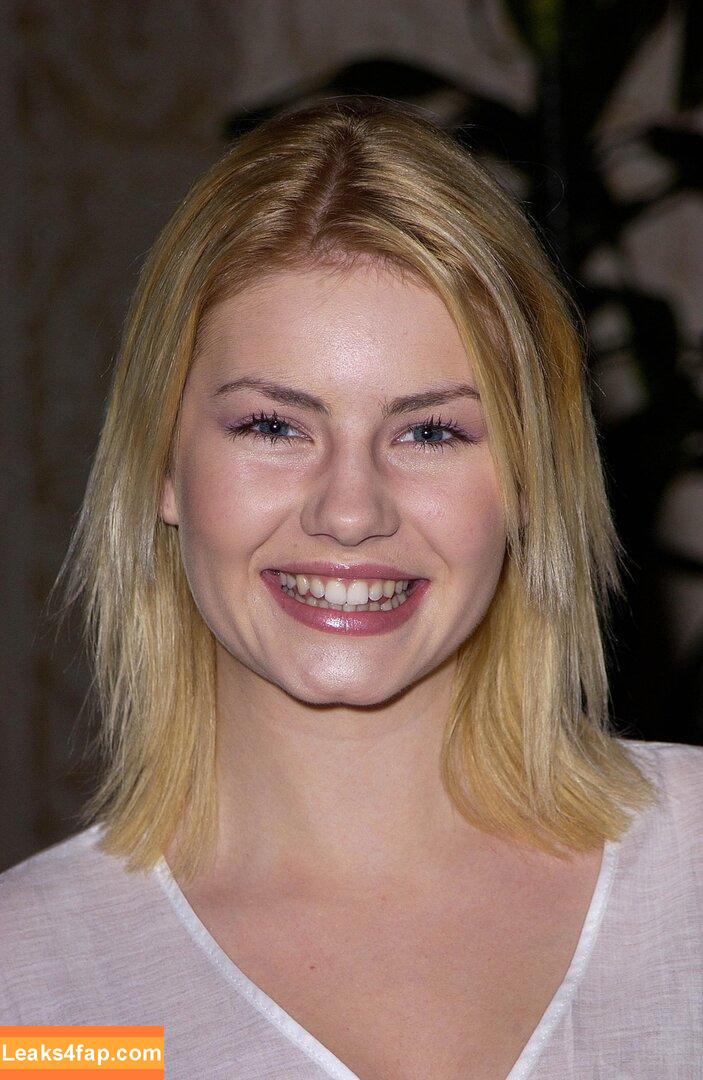 Elisha Cuthbert / Girl Next Door / elishaphaneuf leaked photo photo #0097