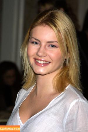 Elisha Cuthbert photo #0100