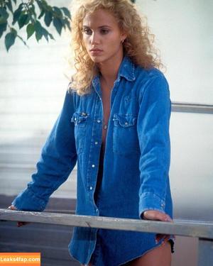 Elizabeth Berkley photo #0037