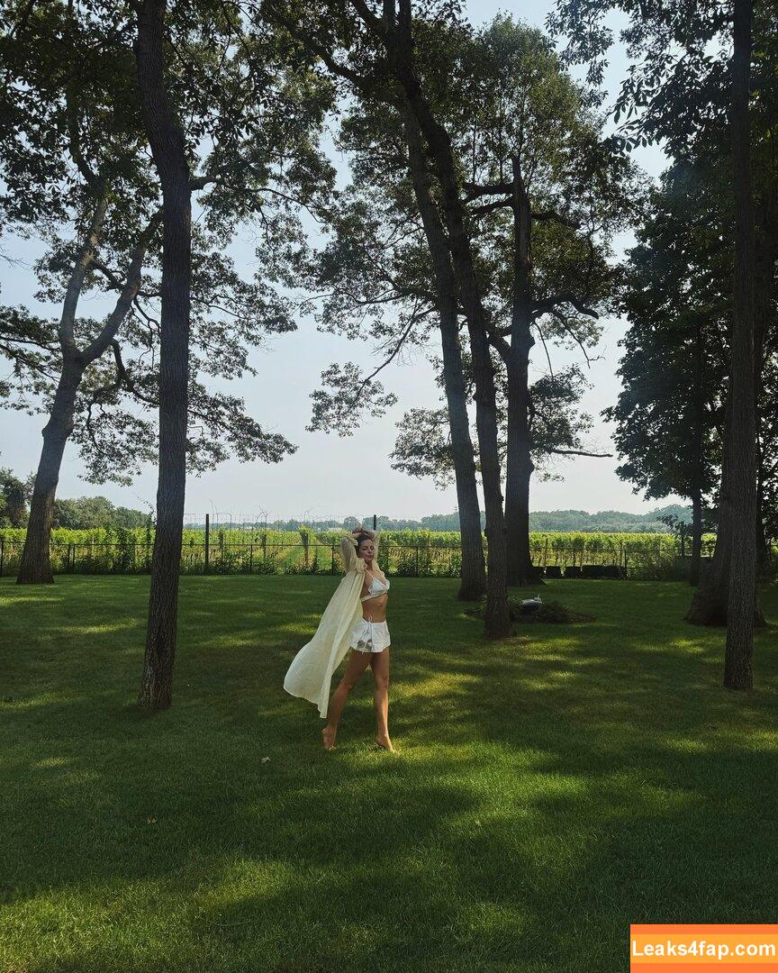 Elizabeth Gillies / lizgillz leaked photo photo #0438