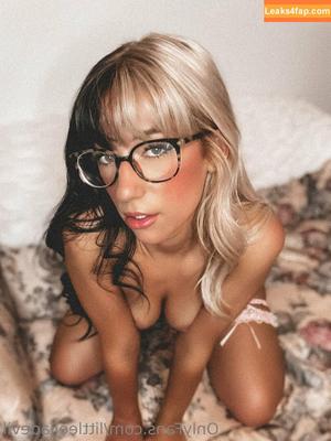 ellawearspradafree photo #0001