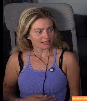 Elyse Willems photo #0273