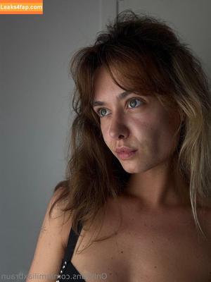 emiliaxbraun photo #0022