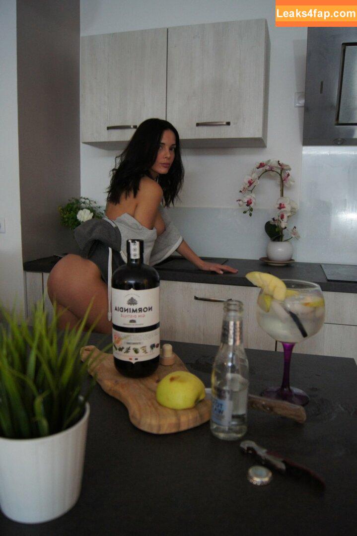 emilie.bellule / emilie.bellule_ leaked photo photo #0056