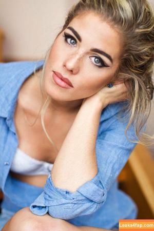 Emily Bett Rickards photo #0001