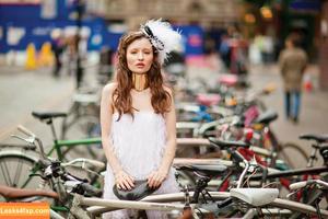 Emily Browning photo #0069