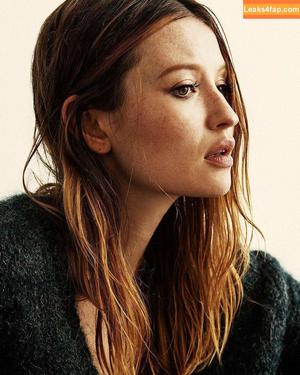 Emily Browning photo #0097