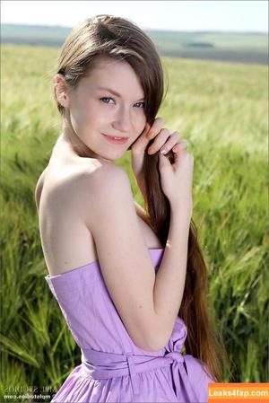 Emily Field photo #0005