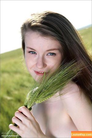 Emily Field photo #0008