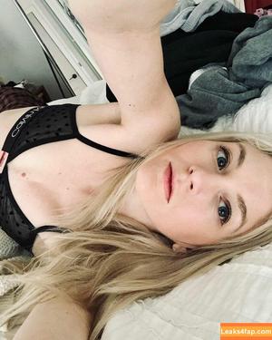 Emily Kinney photo #0004