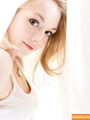 Emily Kinney photo #0011