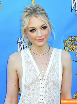 Emily Kinney photo #0032