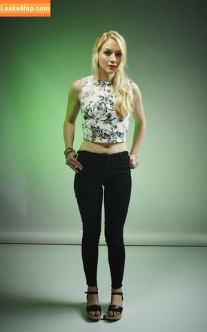 Emily Kinney photo #0039