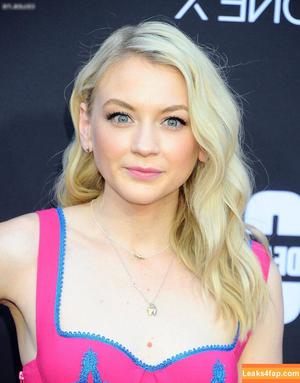 Emily Kinney photo #0055