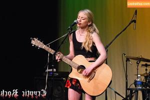 Emily Kinney photo #0145