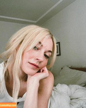 Emily Kinney photo #0149