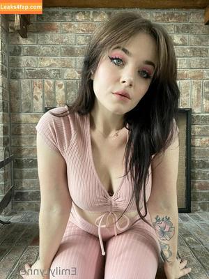 Emily Lynne photo #1091