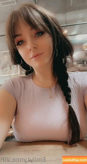 Emily Lynne photo #1147