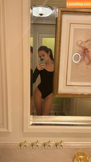 Emily Oberg photo #0032