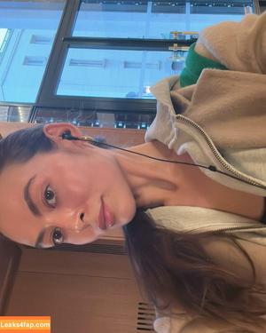 Emily Oberg photo #0092