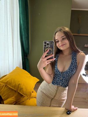emily_petite photo #0066