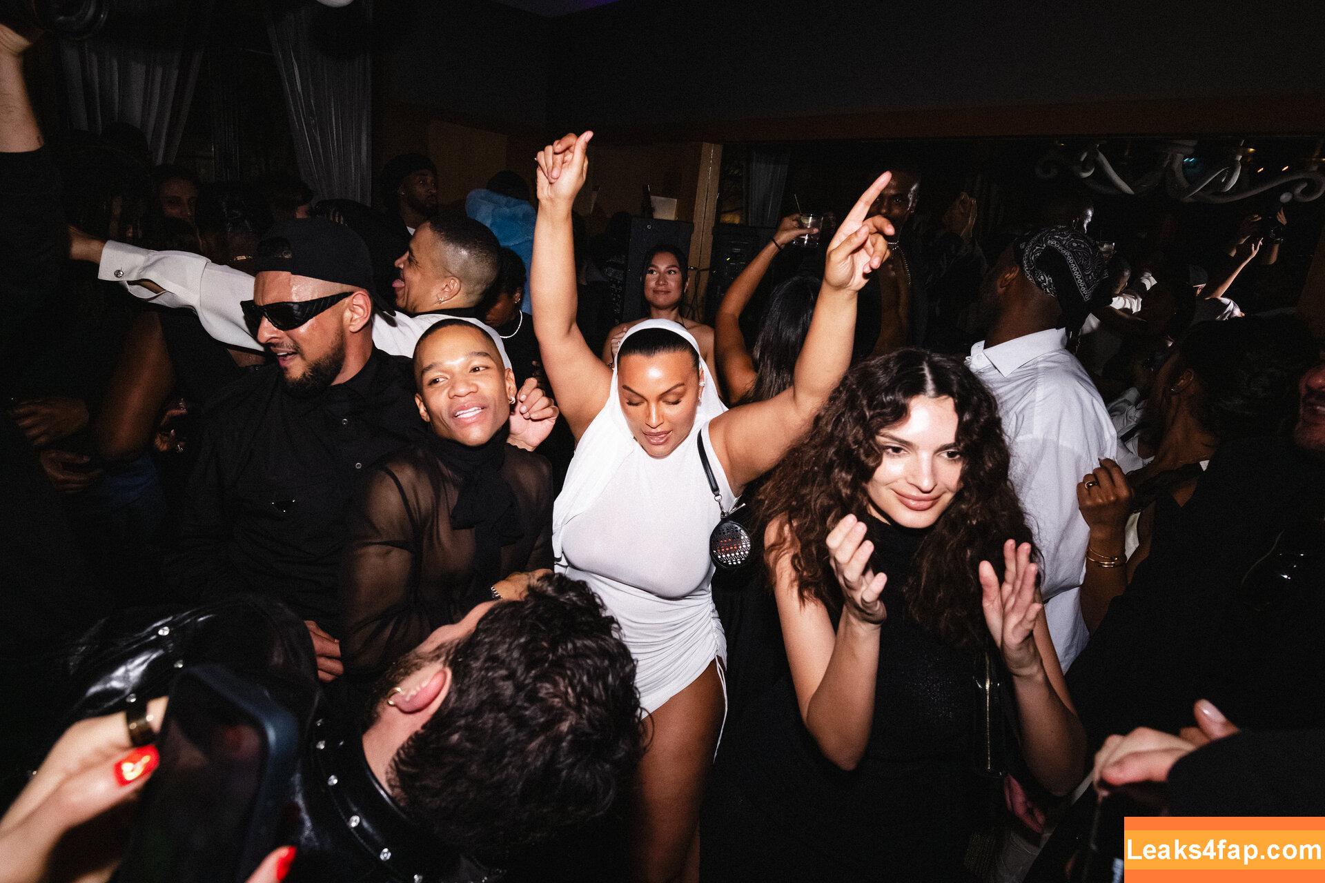 Emily Ratajkowski / Officialemilyratajkowski / emrata / https: leaked photo photo #2602