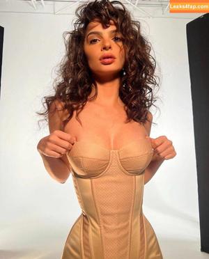 Emily Ratajkowski photo #2182