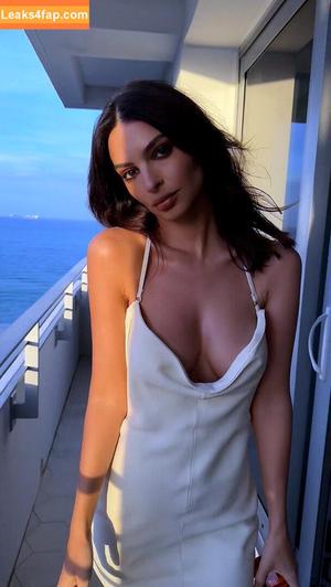 Emily Ratajkowski photo #2401