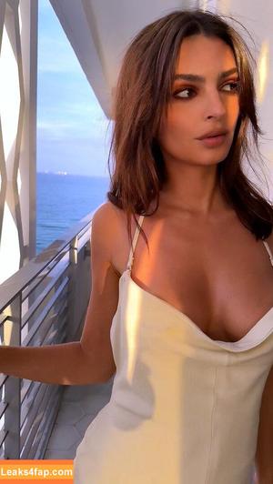 Emily Ratajkowski photo #2402