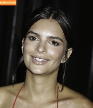 Emily Ratajkowski photo #3083