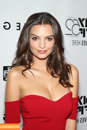 Emily Ratajkowski photo #3309