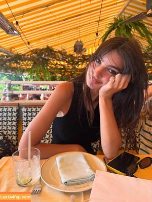 Emily Ratajkowski photo #7068