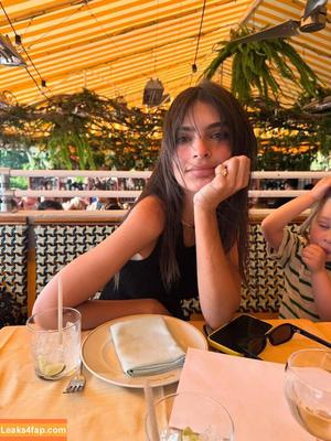 Emily Ratajkowski photo #7069