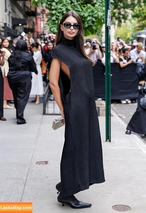 Emily Ratajkowski photo #7254