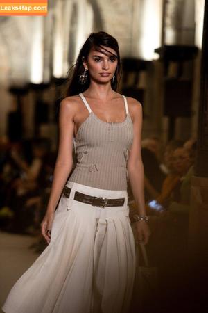 Emily Ratajkowski photo #7275
