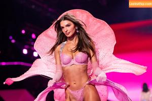 Emily Ratajkowski photo #7309