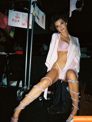 Emily Ratajkowski фото #7314