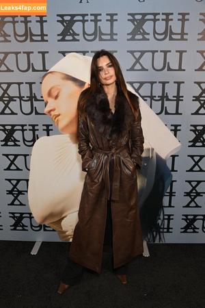 Emily Ratajkowski photo #7340