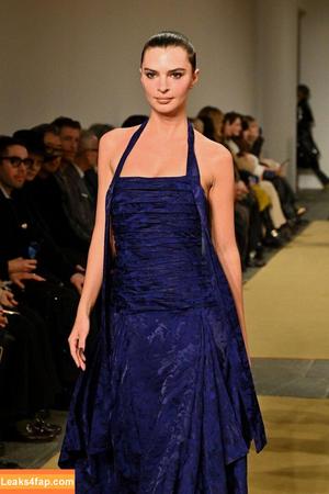 Emily Ratajkowski photo #7381