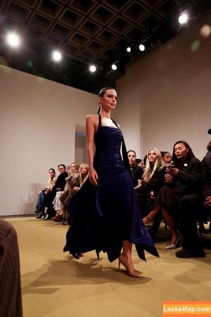 Emily Ratajkowski фото #7400