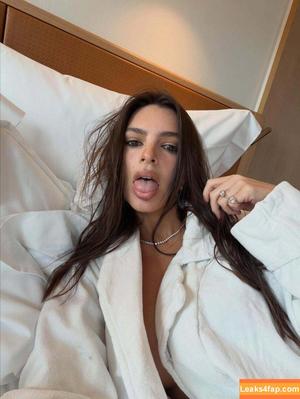 Emily Ratajkowski photo #7424