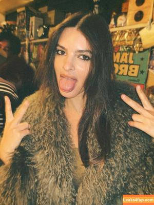 Emily Ratajkowski photo #7453