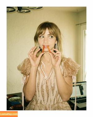 Emily Rudd photo #0002