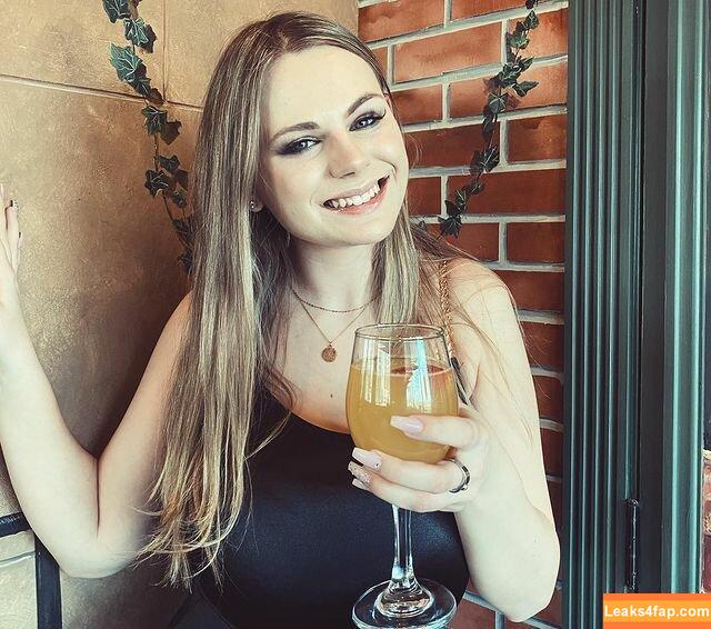 Emily V / emilyluvv69 / emilyvofficial слитое фото фото #0033