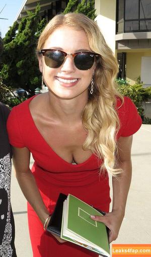 Emily VanCamp photo #0047