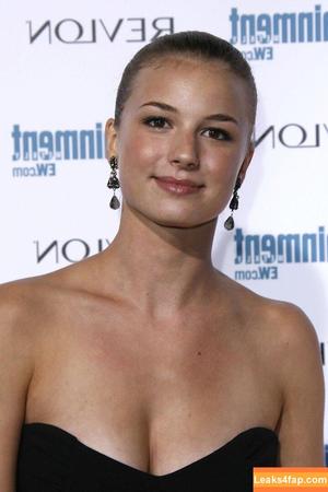 Emily VanCamp photo #0052