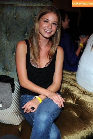 Emily VanCamp photo #0053