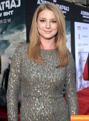 Emily VanCamp photo #0068