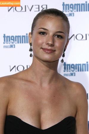 Emily VanCamp photo #0081